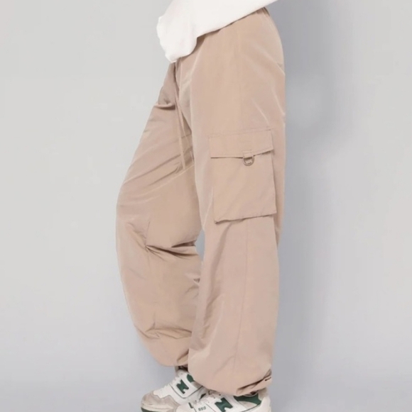 Tiger Mist beige trinity cargo low rise parachute pants - Picture 4 of 15